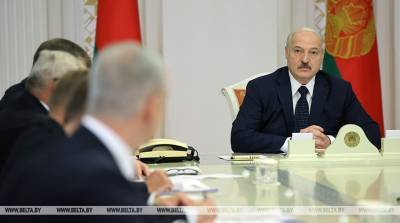 Лукашенко: мы не допустим обвала национальной валюты и, уцепившись руками, не сдерживаем курс рубля