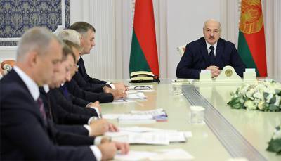 Лукашенко готов вести диалог — с трудовыми и студенческими коллективами
