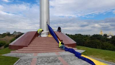 Самый большой флаг Украины не выдержал ветра и порвался