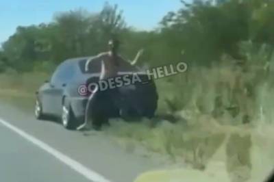 На одесской трассе с камнями бросаются на авто: беспредел попал на видео