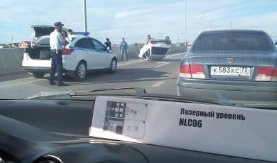 Около Тюмени на ТКАД перевернулся автомобиль
