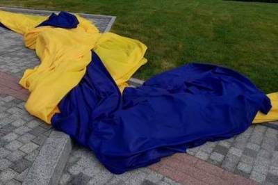 В Киеве порвался самый большой флаг Украины: Кличко отрицает инцидент