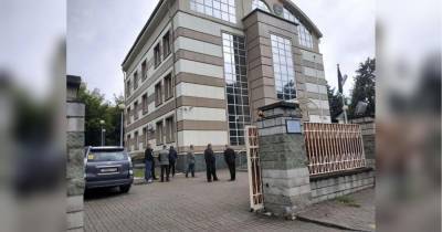 Неизвестные пытались штурмовать посольство Ливии в Беларуси: фото и видео инцидента