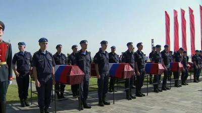Останки 54 бойцов, которых обнаружили поисковики, с почестями захоронили в Ростовской области