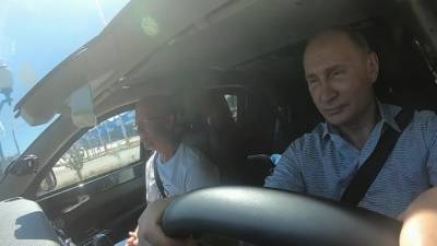 Путин проехал по трассе "Таврида" за рулем президентского "Ауруса"