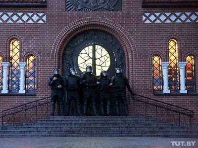 В Минске протестующие женщины окружили костел, где ОМОН блокировал противников Лукашенко (фото)