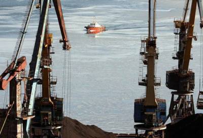 Зарубежный нефтяной танкер протаранил причал морского порта в Ленобласти