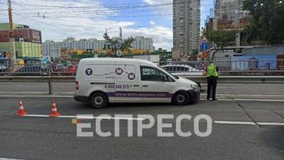 В Киеве, на Оболони, автомобиль протаранил отбойник, образовалась пробка