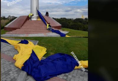 Не провисел и неделю: самый большой флаг Украины порвался в Киеве