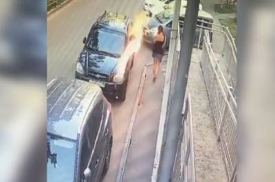В Краснодаре подростки сбросили на машину бутылку с зажженным растворителем