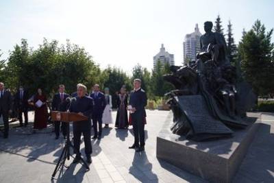 В Казани открыли памятник башкирскому поэту Мустаю Кариму
