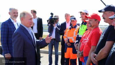 Путин за рулем автомобиля проверил трассу "Таврида" перед открытием
