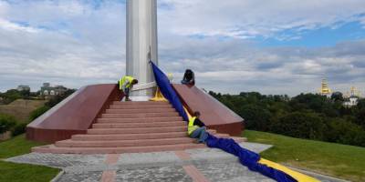 Самый большой флаг Украины порвался через несколько дней после поднятия. Осталось пять запасных