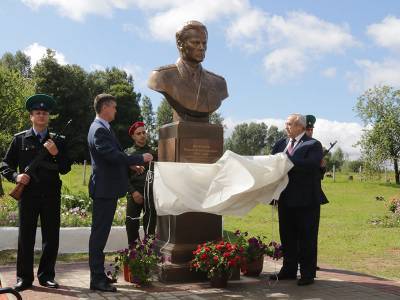 В Монастырщинском районе появился памятник Почетному гражданину Смоленской области