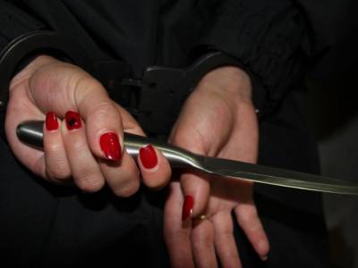 Пырнула ножом в живот: пьяная киевлянка зарезала сожителя – полиция