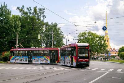 В Петербурге на маршрут вышел трамвай с детскими рисунками на бортах