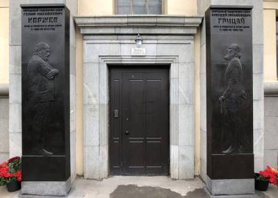 Мемориальные доски двум народным художникам СССР открыли на севере Москвы