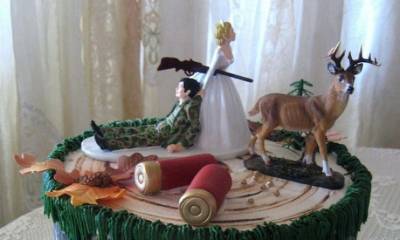 Фото «жуткого» свадебного торта, на котором невеста с винтовкой тащит жениха, стало вирусным