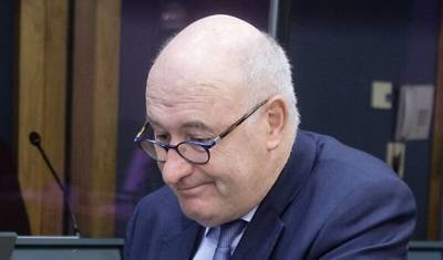 Еврокомиссар ушел в отставку из-за вечеринки во время пандемии