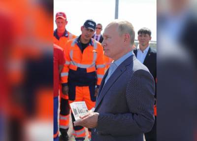 Путину подарили килограмм покрытия трассы на открытии "Тавриды"