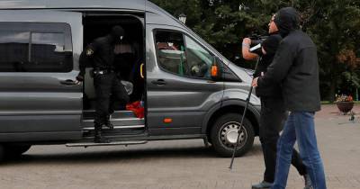 Задержанных в Минске журналистов увезли на микроавтобусе без номеров