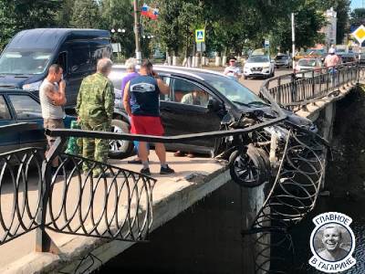 В сеть выложили видео момента аварии на мосту в Смоленской области