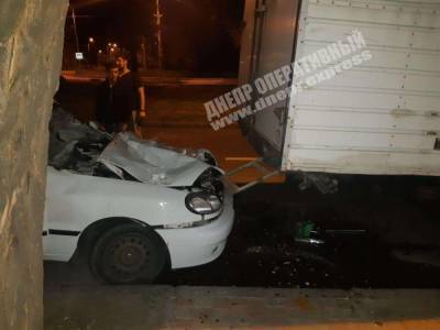 ДТП в Днепре: ночью легковушка врезалась в грузовик