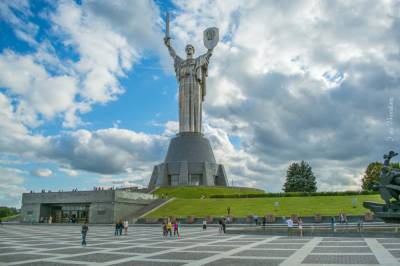 Институту нацпамяти нужен спонсор, чтобы убрать герб СССР с монумента «Родина-Мать»
