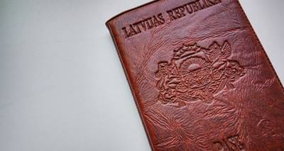 Две тысячи британских латвийцев остались без паспортов из-за COVID-19