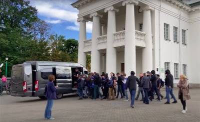 На Площади Свободы в Минске массово задержали журналистов — видео