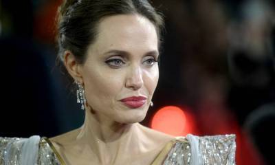 Анджелина Джоли дает понять, что ее не волнует роман Брэда Питта с «ее копией»