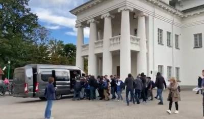 В центре Минска задержали 20 журналистов