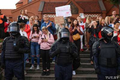 В Минске начались задержания протестующих на площади Независимости