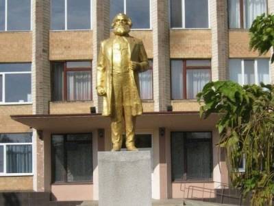 «Декоммунизаторы» требуют расследовать отказ сносить два памятника Карлу Марксу в Одесской области