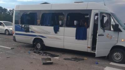 Видео: Под Харьковом неизвестные расстреляли автобус с людьми