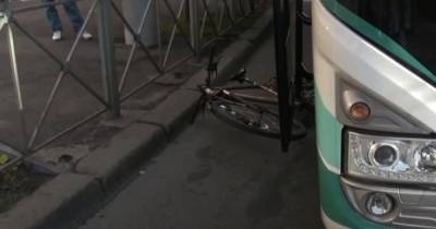 На Ленинском проспекте попал под автобус 62-летний велосипедист (видео с места аварии)