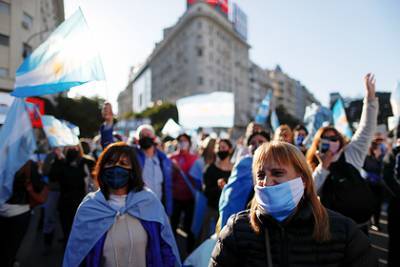 Жителей Аргентины попросили не смеяться и не петь без масок