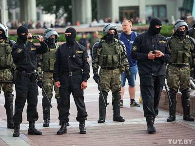 В центре Минска вновь задерживают протестующих, ОМОН оцепил площадь