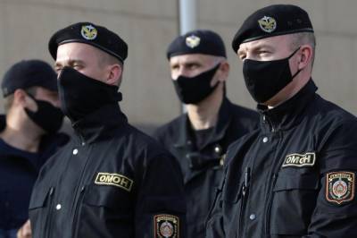 В Минске силовики забрали в отделение больше десятка журналистов (видео)