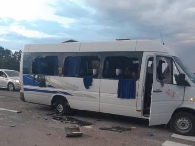 На трассе Киев-Харьков из автоматов расстреляли автобус с пассажирами: есть пострадавшие – нардеп