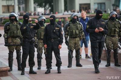 В Минске на акции протеста массово задерживают журналистов. Сотрудников RT отпустили сразу