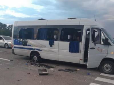 На трассе Киев – Харьов расстреляли автобус со сторонниками Кивы. Нардеп заявляет, что есть похищенные и погибшие