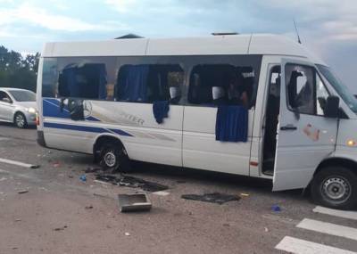 Есть жертвы: украинские радикалы обстреляли автобус с оппозиционерами