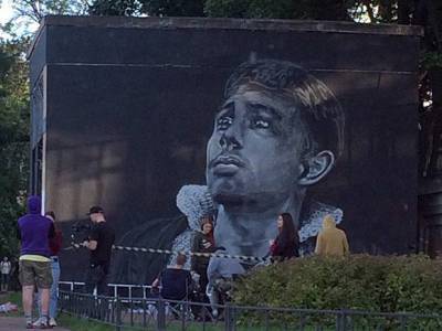 «Нельзя стирать память!»: россияне умоляют сохранить в Петербурге граффити с Бодровым, Цоем и Портновой