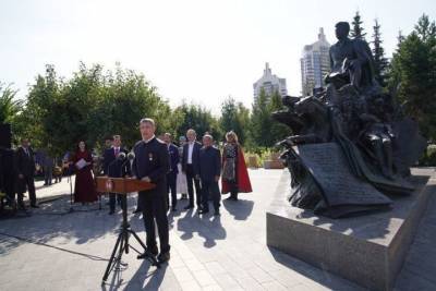 Радий Хабиров посетил открытие памятника Мустаю Кариму в Казани