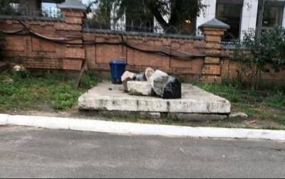 «Героев на свалку»: Демонтированный памятник погибшим сотрудникам СБУ ЦСО «АЛЬФА» выбросили на мусорник