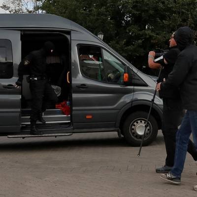 К российским журналистам, доставленным в милицию из центра Минска, приехал консул