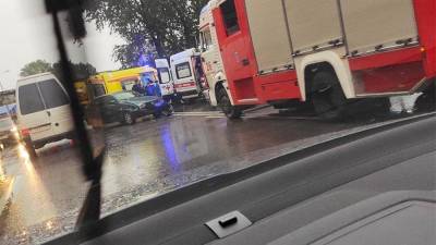 В Санкт-Петербурге автомобиль врезался в остановку и сбил женщину