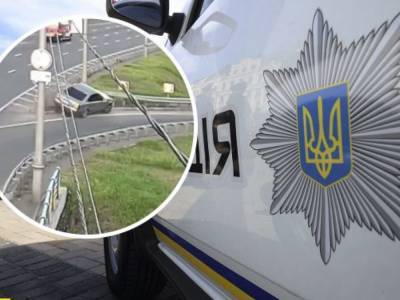 В Киеве пьяный водитель на Mercedes влетел в отбойник на мосту Патона и притворился пассажиром