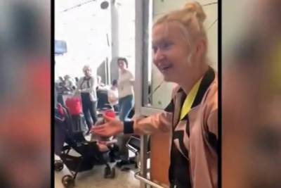 Пьяную россиянку сняли с рейса в Турцию и отобрали детей - mk.ru - Москва - Турция - Германия